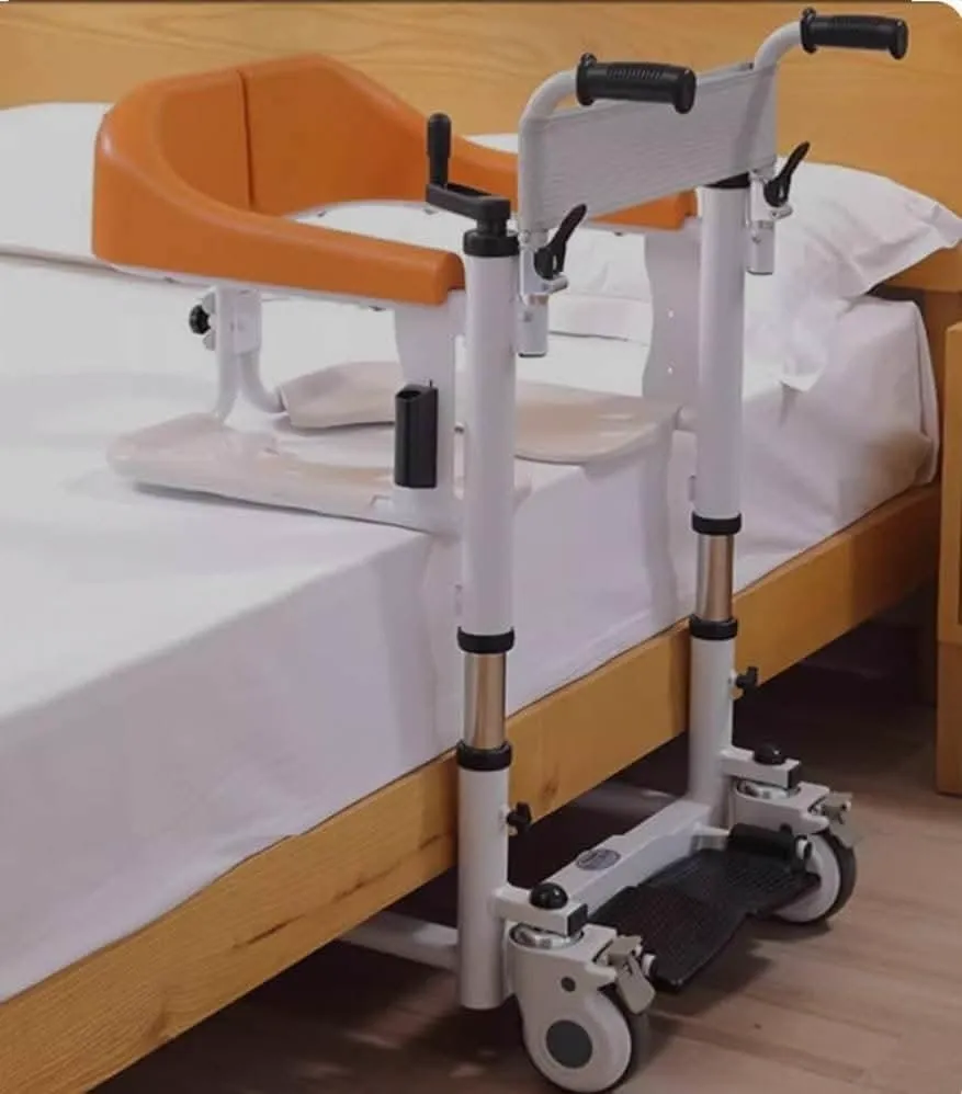 Silla grúa Aúpa Chair usada como auxiliar de baño y ducha junto a la cama