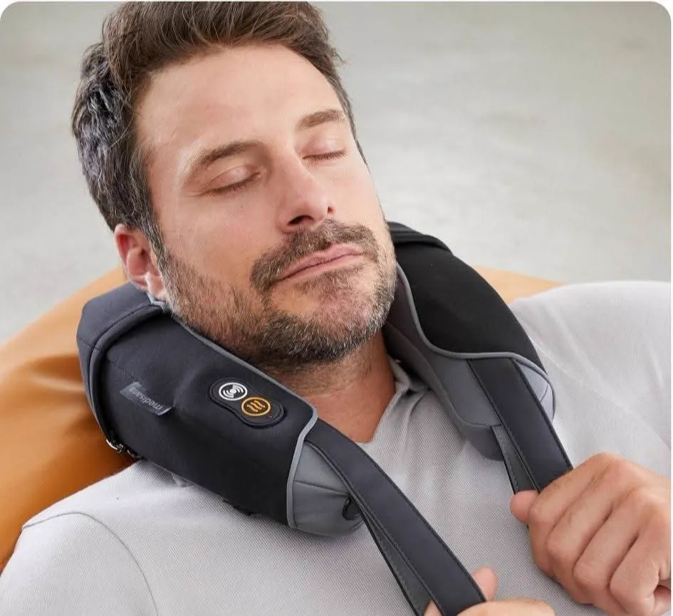 Hombre relajado usando el masajeador cervical Medisana